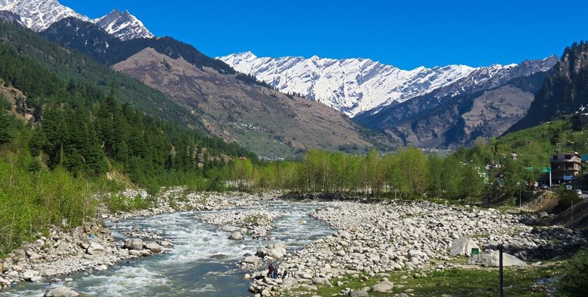 Picturesque view of Manali mountains - one of the best things to do on Manali in January