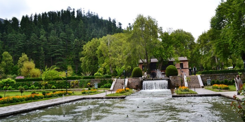 A view of the Mughal Gardens, one of the top places to visit in Jammu and Kashmir in May.