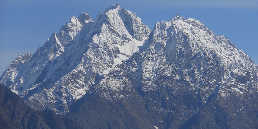 Snow-covered Hansling Peak of Munsiyari, one of the beautiful hill stations in North India