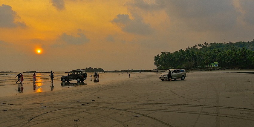 The best drive-in beach in Kannur is located just a few Km away from Arakkal