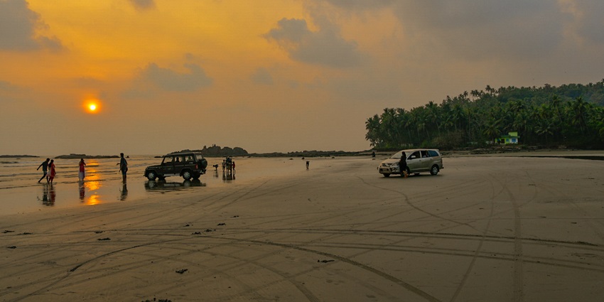 Muzhappilangad Drive-in Beach is a scenic Kerala beach where visitors can drive along the shore.