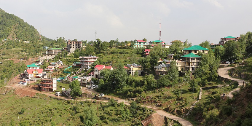 Watch mesmerising sunset views from Naddi View Point, one of the best things to do.