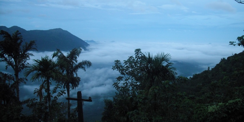 A surreal image of Idukki Nadukani Ghat, a hill station to visit near Kottayam.