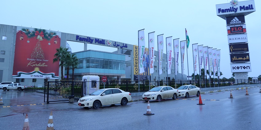 Enjoying shopping at Nakheel Mall is one of the best things to do in Palm Jumeirah.