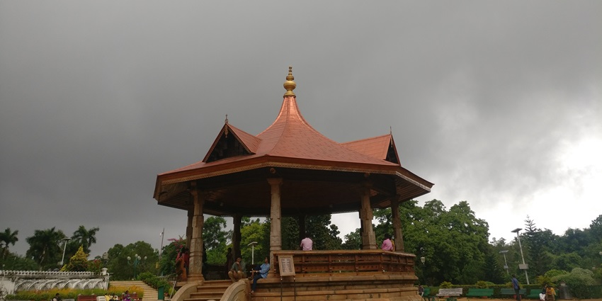 Napier Museum houses extensive ornaments, idols, carvings and other antiques, displaying the history and culture.