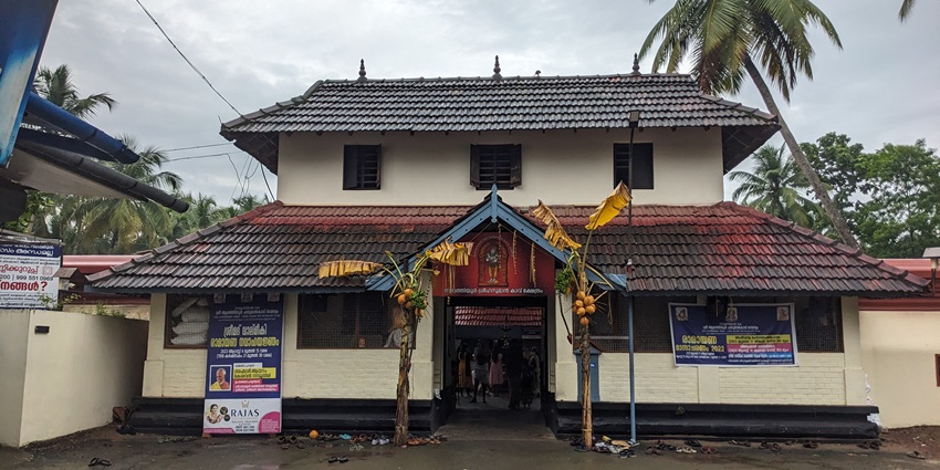 This temple, being one of the unique Hanuman Temples in Kerala, has idol crafted from Kadusarkara.