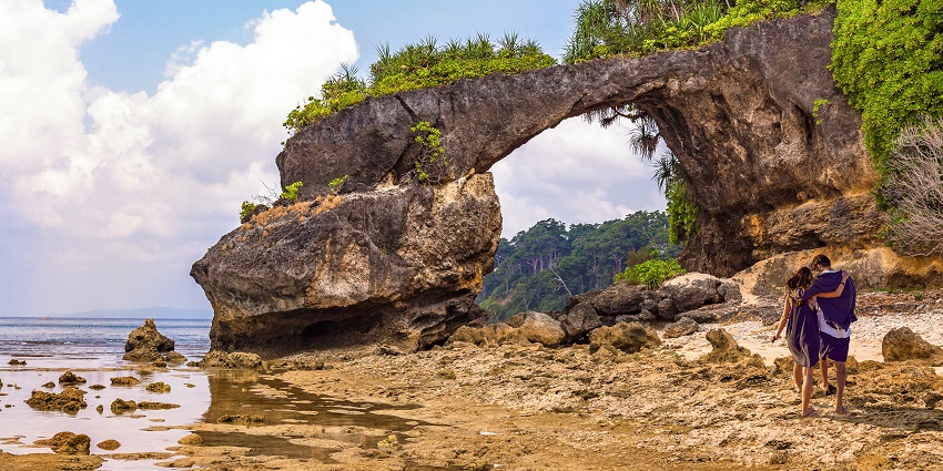 A rock bridge - one of the most famous places to visit in Neil Island for honeymoon.