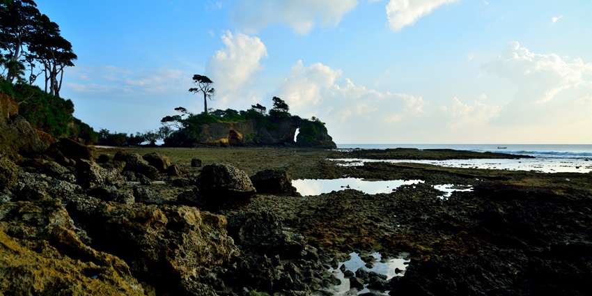 The beach 2 offers one of the finest trekking experiences to natural rock formation.