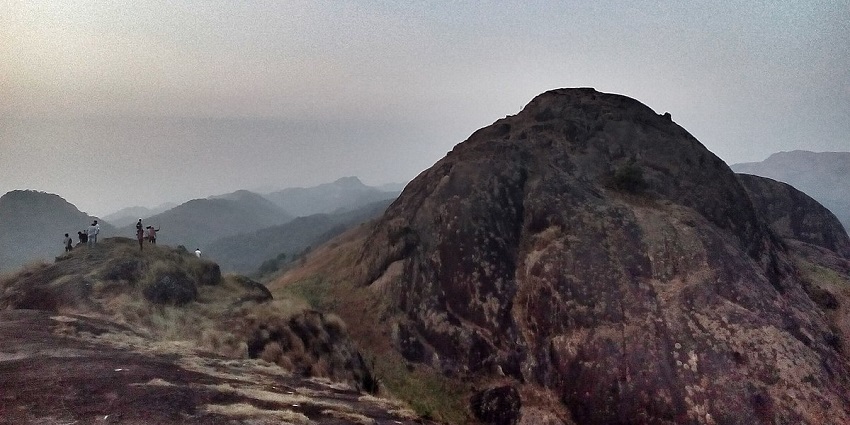 A stunning view of a viewpoint in Kerala to enjoy breathtaking views and scenic beauty.