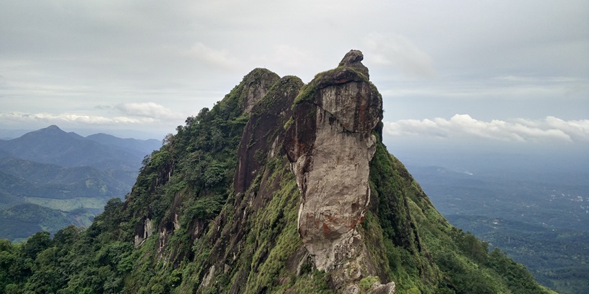 This viewpoint is a spectacular spot from where the Western Ghats and Chethalayam Waterfalls are completely visible.
