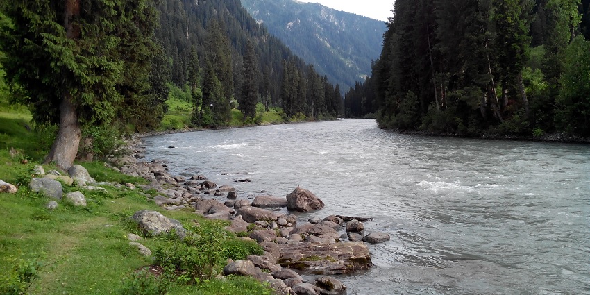 Nilagrad River, one of the best places to visit in Sonmarg in July due to its lovely views