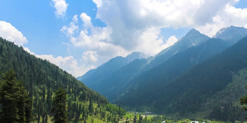 The lush greenery & vibrant meadows of Pahalgam provide an ideal escape from city life