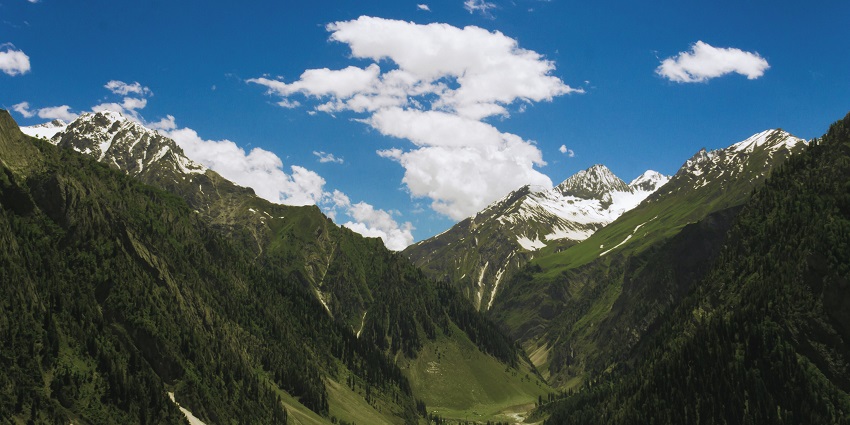 Mighty mountains in Pahalgam lush greenery - one of the best hill stations near Udhampur