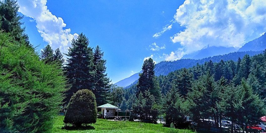 A beautiful view of a valley in Pahalgam. A hut is there in the middle of the valley.