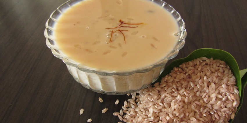 This dish is a sweet dessert with lots of dry fruits and rice noodles, giving it a thick and sweet flavour.