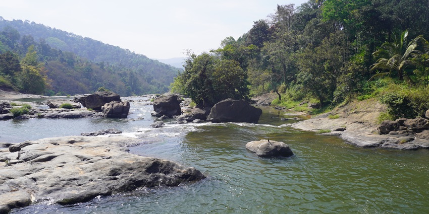 Stunning landscape of Palaruvi Waterfalls, one of the must-visit waterfalls in Trivandrum.