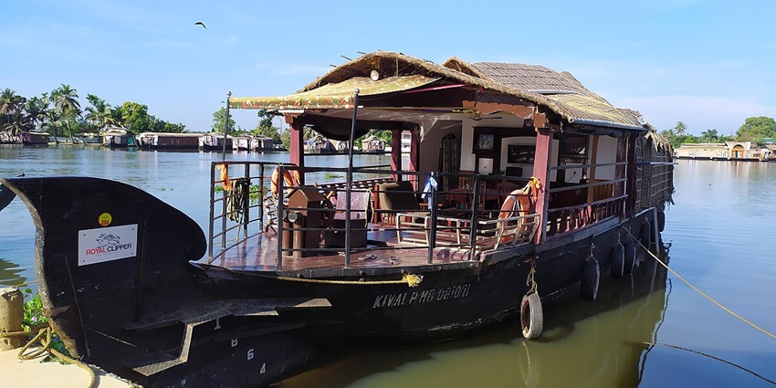 Enjoy shopping in Alleppey at the famous Pallathuruthy Market for an amazing experience