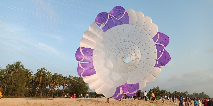 Vijayanrajapuram / Wikimedia Commons Alt Text: Kite festival at Bekal Pallikkara Beach of Kasaragod Dist - places to visit in Bekal