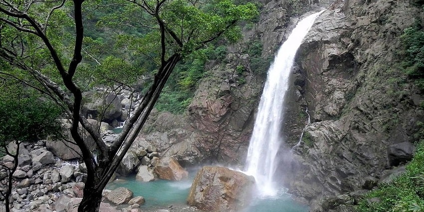 Enjoying a picnic with family at Panchpula is one of the best things to do in Dalhousie.