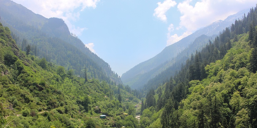 Image of lush greenery surrounded by mountains - explore Himachal beautiful places