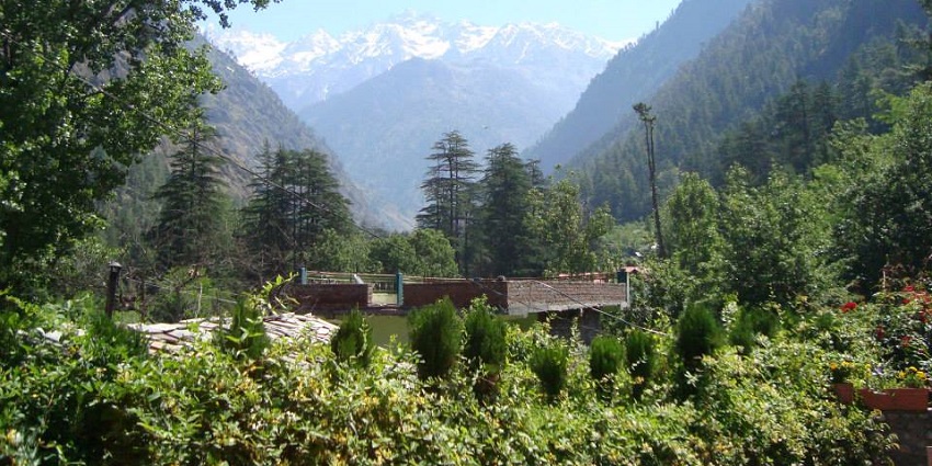 Lush green hills of Kasol, one of the most beautiful places to visit in Himachal in April