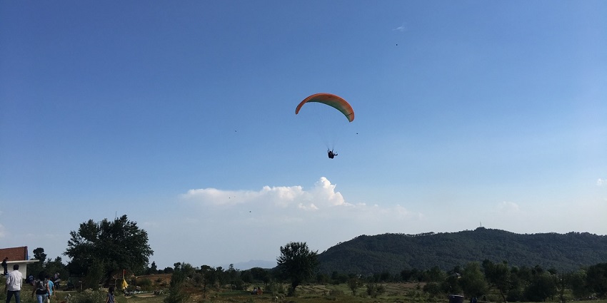 Paragliding soaring above stunning landscapes - the best things to do near Baijnath Temple