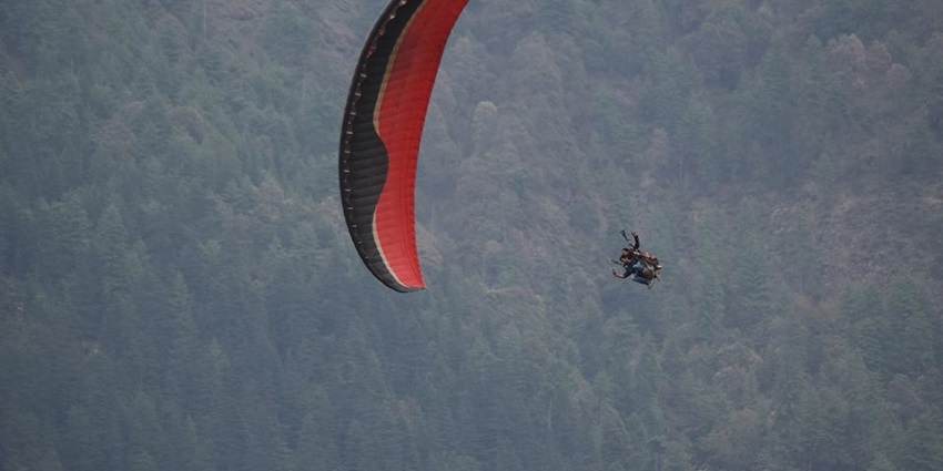 Scenic view of Paragliding in Kullu hills - one of the best things to do in Kullu