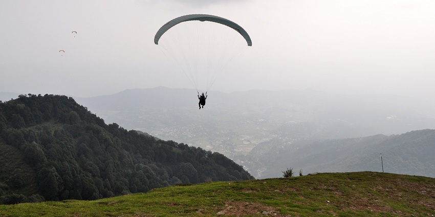 Soar through the clear skies while enjoying paragliding in Bir Billing, Himachal Pradesh.