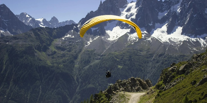 Scenic view of travellers enjoying paragliding - things to do in Manali in January