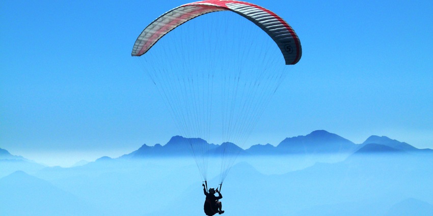 An image of a man paragliding, one of the top things to do in Doodhpathri on your trip.