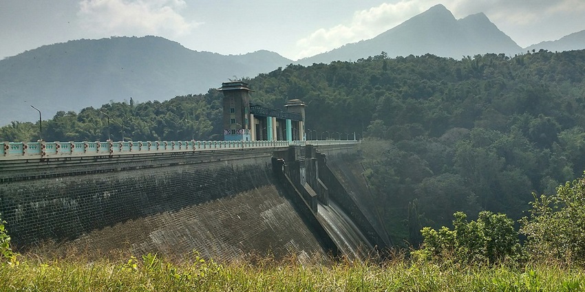 A serene view of the Parambikulam Reservoir in Palakkad, Kerala with lush greenery