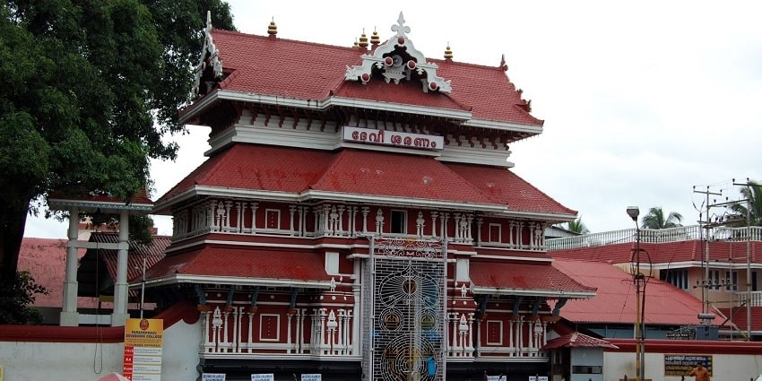 A fascinating view of Paramekkavu Bhagavathy Temple, which is one of the must-visit.