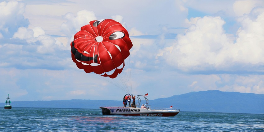 Parasailing is one of the most thrilling water sports in Dubai for travellers to try.