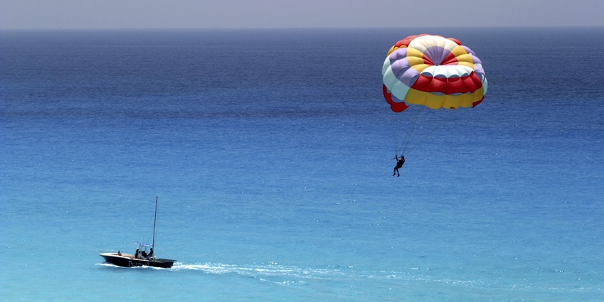 In Andaman you should experience parasailing, an experience that will stir your soul.