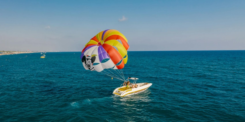 Parasailing is one of the best adventure sports in Andaman that will sate your wanderlust.