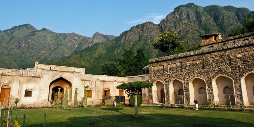 With tales of the otherworldly experiences, Pari Mahal ranks among the haunted places.