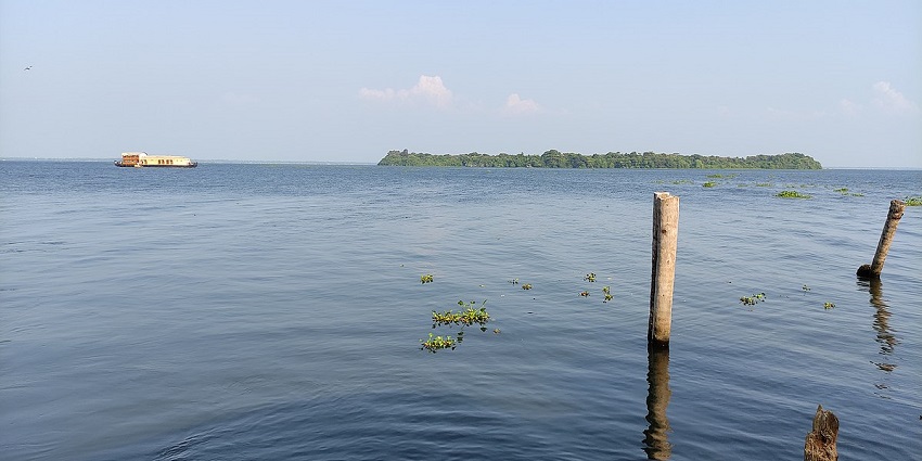 Pathiramanal Island is a great place to explore on an exciting vacation with family.