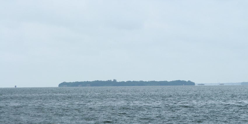 This island is a hub to various migratory birds, a popular spot for bird lovers and peace seekers.