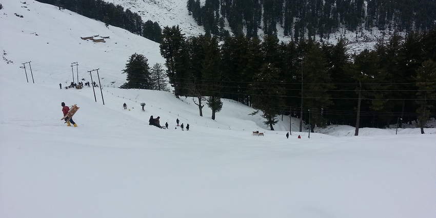 Patniptop is one of the top places to visit in Jammu as it has fun sports such as skiing