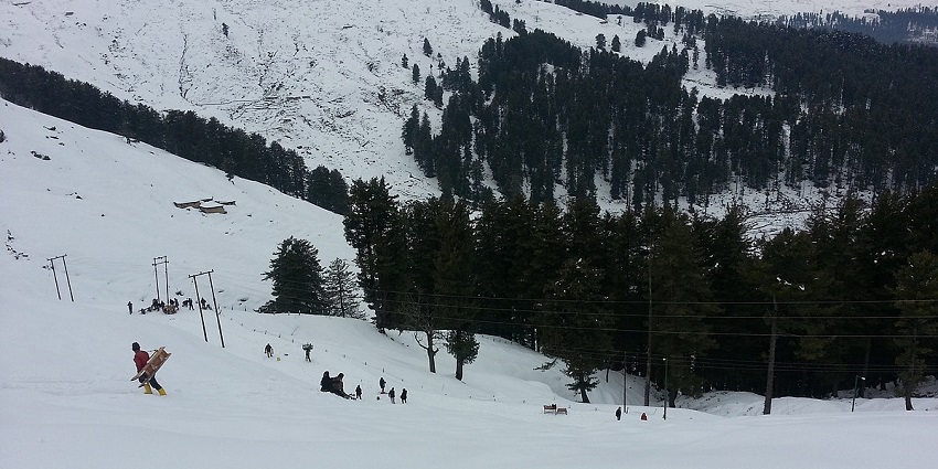 Walk through the trail of Billo ki Powri to witness the beauty of Patnitop hills.