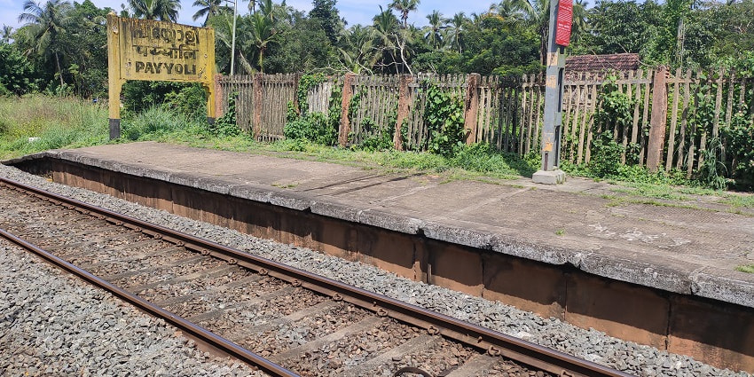 The location of Payyoli Beach exists as accessible by all means of transport, including railways.