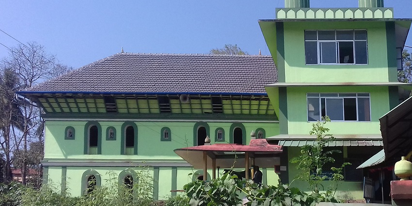 Pay your respects at the Pazhangadi Mosque at Kondotti, which is near Malappuram beach