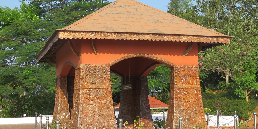 The facade of the traditional architectural bungalow of the Pazhassiraja Archaeological Museum