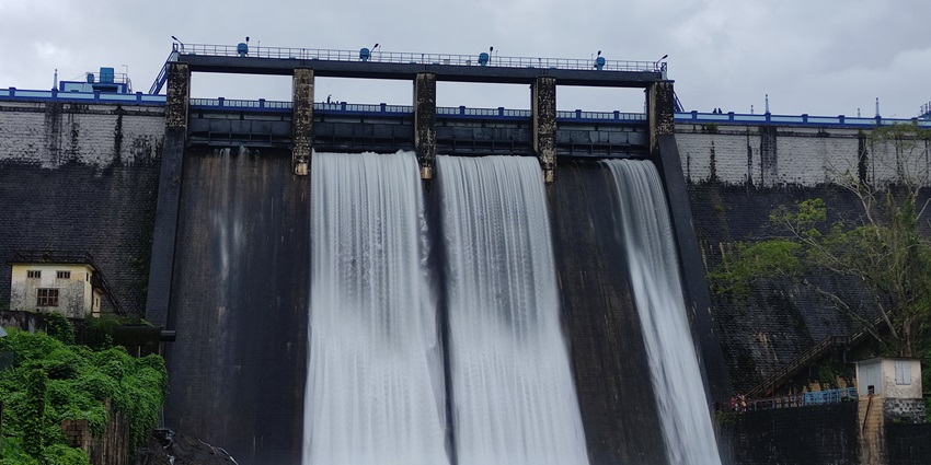 Enjoy the scenic views from the Peechi Dam near the Puthur Zoological Park, Thrissur.