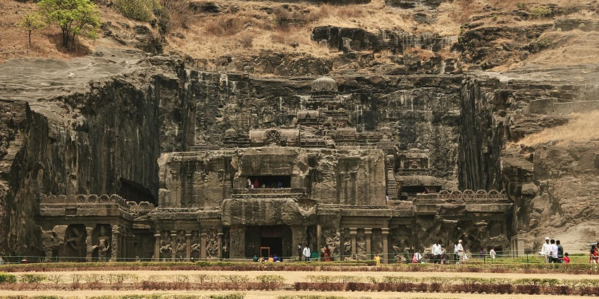 Peer Kho Cave Temple in Jammu also known as Jamwant Gufa is dedicated to Lord Shiva.