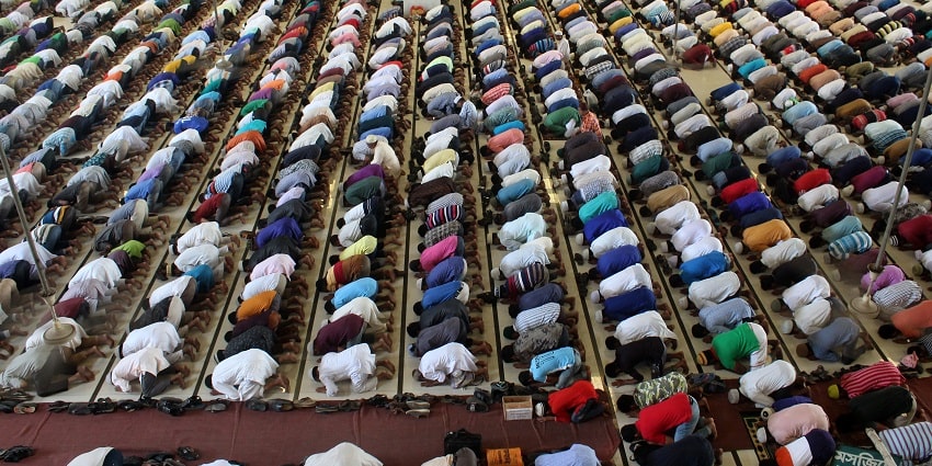 Participate in a prayer inside the Pazhayangadi Mosque for a spiritual experience.