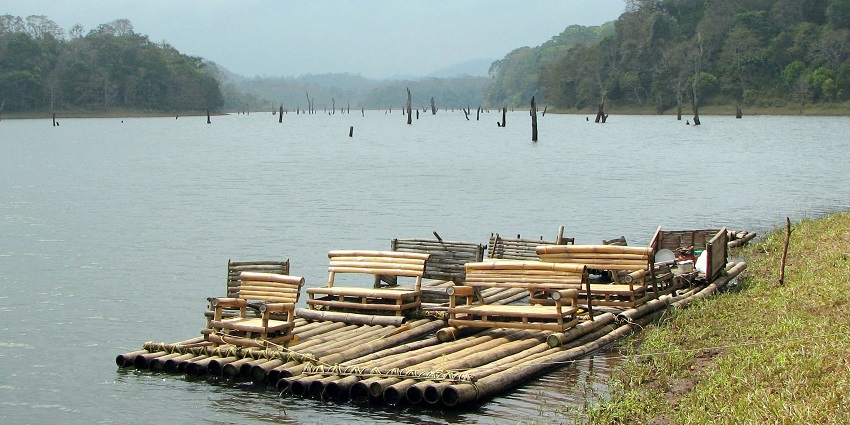 Going on a bamboo raft on the Periyar Lake is one of the best things to do in Thekkady