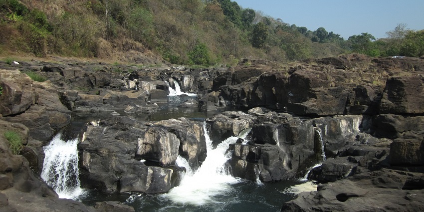 Perunthenaruvi Waterfalls renders scenic landscapes and tranquil aura to the visitors