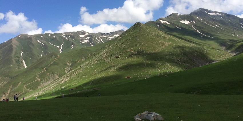 Pir Ki Gali is located near the Hirpora Wildlife Sanctuary and has grand views of the mountains