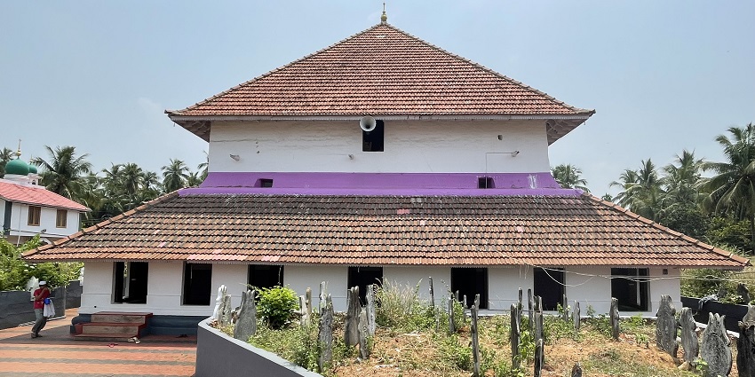 Ponnani Juma Masjid is one of the oldest mosques near the Pazhayangadi Mosque.